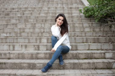 Yürüyüşe çıkmış güzel bir genç kız