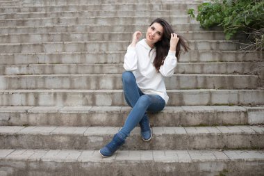 Yürüyüşe çıkmış güzel bir genç kız