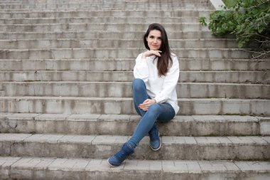 Yürüyüşe çıkmış güzel bir genç kız