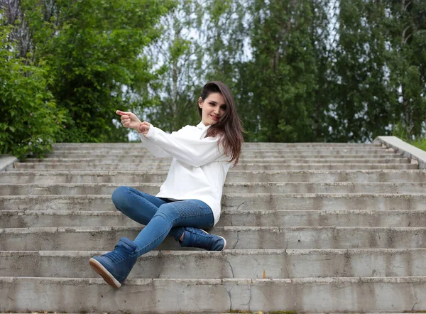 Menina Bonita Uma Caminhada — Fotografia de Stock