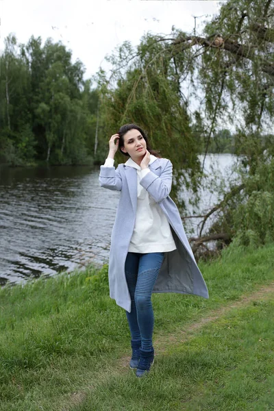 Beautiful Young Girl Walk — Stock Photo, Image