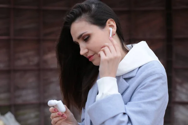 Retrato Uma Jovem Com Listras Escuras Capuz Branco Com Fones — Fotografia de Stock