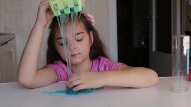 Sekiz yaşındaki kız çocuklar arasında popüler olan sümüklü şekerle oynuyor.