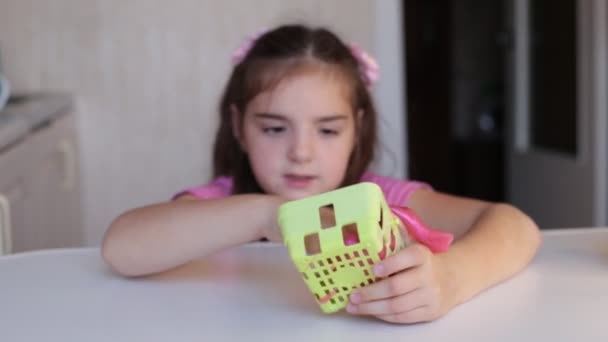 Osmiletá Dívka Hraje Slizkým Karamelem Populární Zábavy Mezi Dětmi — Stock video