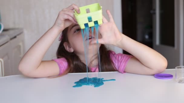 Achtjähriges Mädchen Spielt Bei Kindern Mit Schleim Toffee — Stockvideo