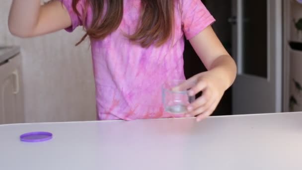 Eight Year Old Girl Plays Slime Toffee Popular Entertainment Children — Stock Video