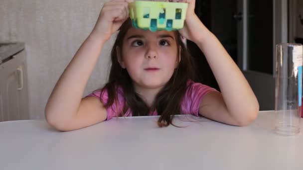 8岁的女孩在孩子们中间玩黏糊糊的滑稽戏 — 图库视频影像