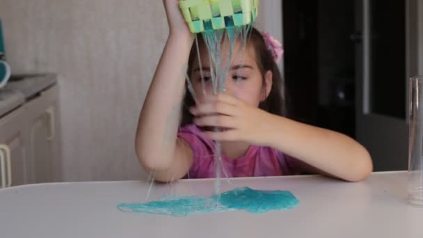 Eight Year Old Girl Plays Slime Toffee Popular Entertainment Children — Stock Video