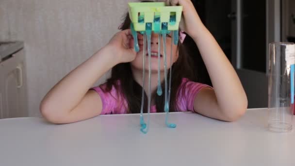 Achtjähriges Mädchen Spielt Bei Kindern Mit Schleim Toffee — Stockvideo