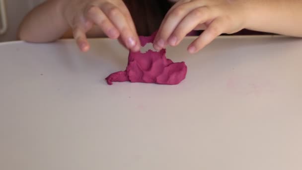 Οκτώ Year Old Κορίτσι Παίζει Slime Toffee Δημοφιλή Ψυχαγωγία Μεταξύ — Αρχείο Βίντεο
