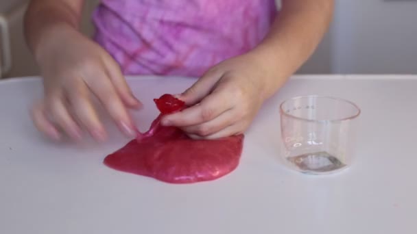 Eight Year Old Girl Plays Slime Toffee Popular Entertainment Children — Stock Video
