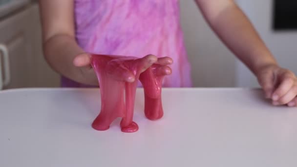 Οκτώ Year Old Κορίτσι Παίζει Slime Toffee Δημοφιλή Ψυχαγωγία Μεταξύ — Αρχείο Βίντεο