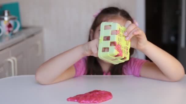 Gadis Delapan Tahun Bermain Dengan Toffee Berlendir Hiburan Populer Kalangan — Stok Video