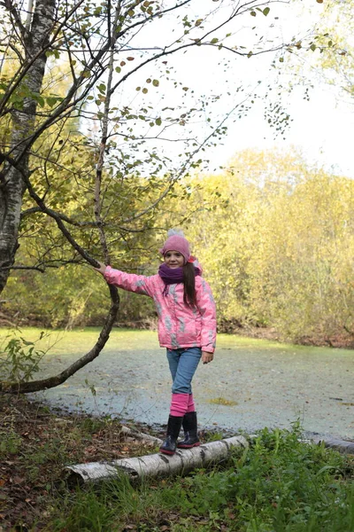 Flicka Höstpromenad Skogen — Stockfoto