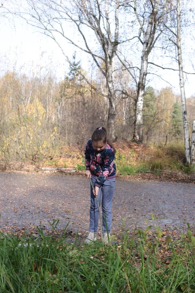 Κορίτσι Μια Φθινοπωρινή Βόλτα Στο Δάσος — Φωτογραφία Αρχείου