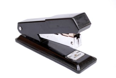 Beyaz arka plan daki büyük siyah zımba. İzole edilmiş ofis aracı.