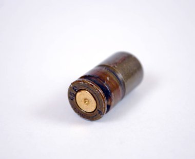 Travmatik bir silahtan vurulan kollar beyaz bir arka planda. Bir yakın çekim ile sınırlı yenilgi ateşli silah kollu izole edilir.