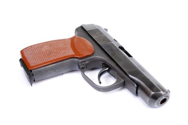 Dolu travmatik silah beyaz bir arka plan üzerinde yatıyor. Sınırlı yenilgi ateşli silahlar izole edilir.