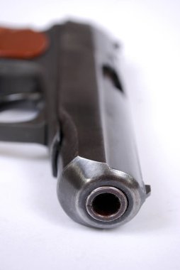 Travmatik bir silahın gövdesi beyaz bir arka plan üzerinde dir. Sınırlı yenilgi ateşli silahlar yakın çekim ile izole edilir.