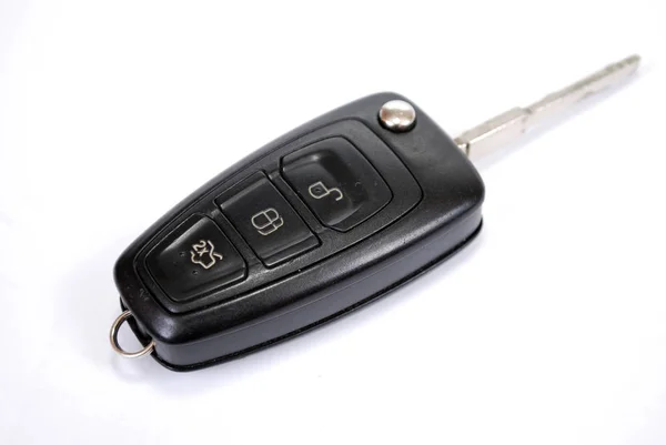 汽车钥匙用雷乐遥控开门 白色背景上的点火钥匙 它是隔离的 — 图库照片#