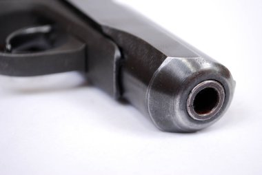 Travmatik bir silahın gövdesi beyaz bir arka plan üzerinde dir. Sınırlı yenilgi ateşli silahlar yakın çekim ile izole edilir.
