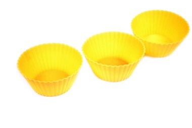 Beyaz arka planda kek pişirmek için sarı silikon küf. Pişirmek için mutfak malzemesi. İzole edilmiş..