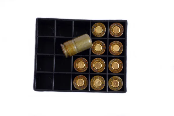 배경에 플라스틱 상자에 외상성 카트리지 제한된 패배의 총기에 그것은 고립된다 — 스톡 사진