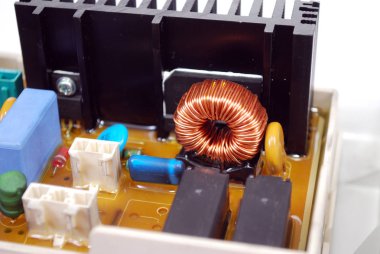 Çamaşır makinesinin kontrol kutusunun çipi kapat.