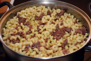 Makarna bir deniz şekilde bir seramik plaka üzerinde büyük bir tavada hazırlanan. Rusya'da geleneksel bir yemek. Aşçılık.