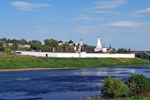 Mosteiro Uspensky Igreja Trinity Margem Rio Volga Cidade Staritsa Dia — Fotografia de Stock