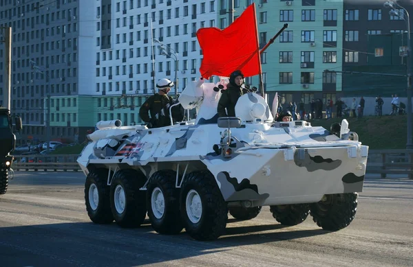 9 Mayıs Zafer Bayramı geçit töreni için hazırlık. Btr-82a bir kamuflaj kış versiyonu boyalı Narodnogo Opolcheniya Street gider. Moskova. Rusya.