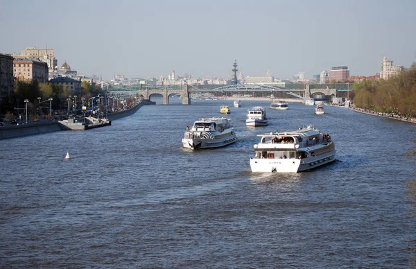 Floden Spårvagnar Flyter Över Moskvafloden Området Khamovniki Moskva — Stockfoto