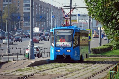 Eğitim tramvayı yaz öğleden sonra Mira Caddesi'nde devam ediyor. Moskova