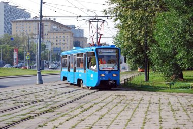 Eğitim tramvayı yaz öğleden sonra Mira Caddesi'nde devam ediyor. Moskova