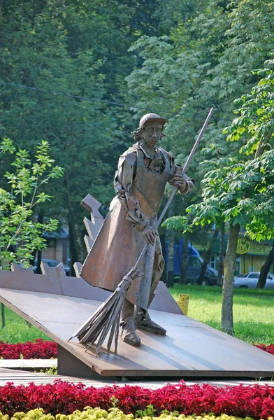 Yaz öğleden sonra Su Kemeri parkında Heykel 