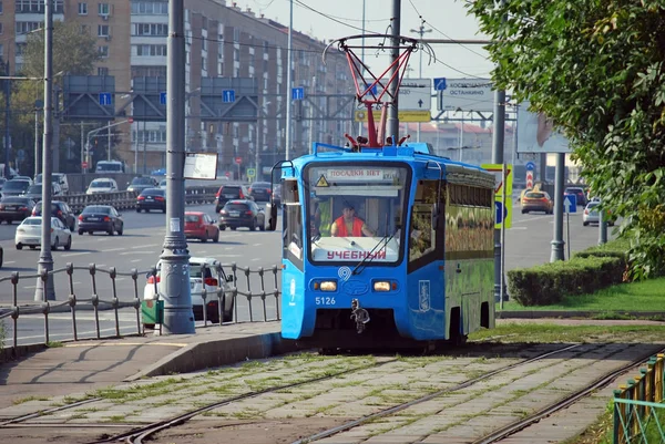 Eğitim tramvayı yaz öğleden sonra Mira Caddesi'nde devam ediyor. Moskova