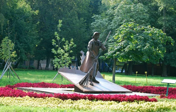 Yaz öğleden sonra Su Kemeri parkında Heykel 