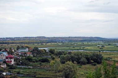 Kurgan Çarev nehir Suyu görünümü ve Volzhsky yerleşim. Samara bölgesi. Rusya