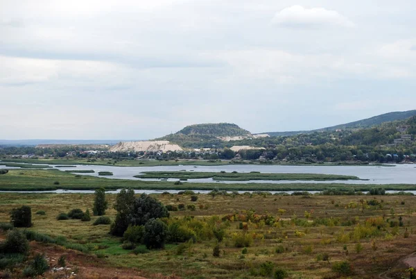 Kurgan Çarev nehir Suyu görünümü ve Volzhsky yerleşim. Samara bölgesi. Rusya