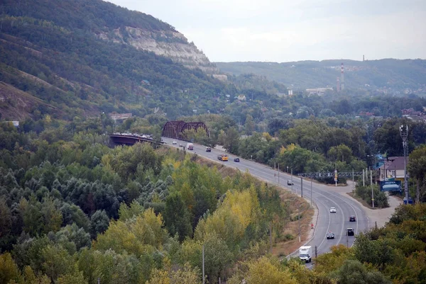 Zhiguli Tepeleri arasındaki Samara yolu. Volzhsky yerleşiminde Tsarev Kurgan Dağı'ndan bir görünüm. Samara bölgesi. Rusya