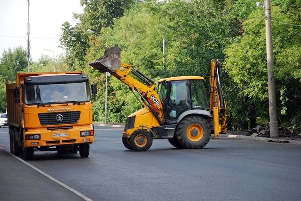 Roadwork Akademika Ulica Kurchatov Ciągnik Wylewa Asfalt Usunięty Podróży Wywrotce — Zdjęcie stockowe