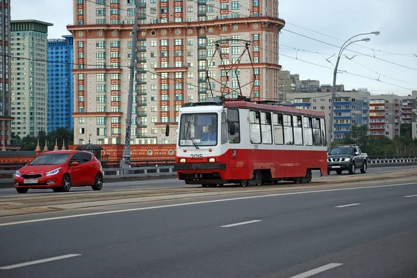 Die Straßenbahn Geht Auf Stroginsky Brücke — Stockfoto