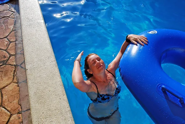 Schwimmt Das Junge Mädchen Mit Einem Gummiring Becken Sie Hat — Stockfoto