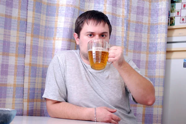 Man Drinkt Huisbier Keuken — Stockfoto