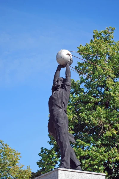 Sculptuur Werknemer Met Kunstmatige Satelliet Van Aarde Dijk Stad Samara — Stockfoto