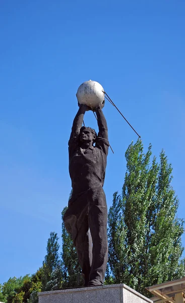 Sculptuur Werknemer Met Kunstmatige Satelliet Van Aarde Dijk Stad Samara — Stockfoto