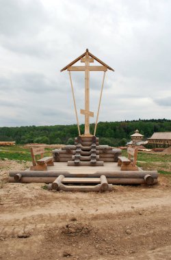 Bir ağaçtan, platformdan ve iki banktan ortodoks haç. Gremyachy anahtarı