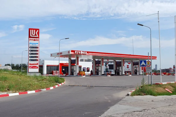 Volokolamsk Otobanı'ndaki Lukoil benzin istasyonu. Moskova. Rusya