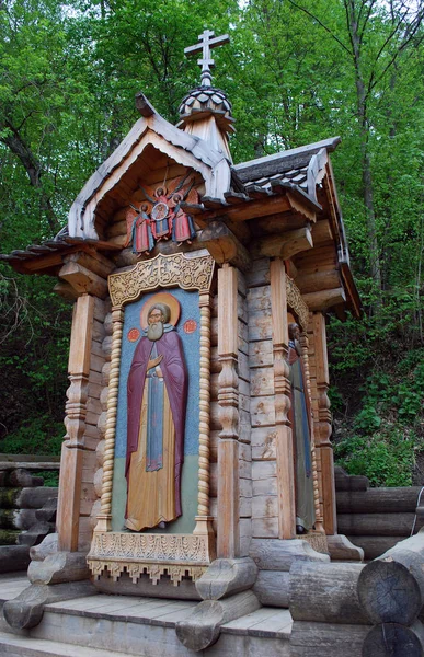 Kapel Kecil Dengan Wajah Wajah Santo Dekat Sumber Yang Terbuat — Stok Foto
