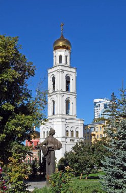 Berrak güneşli bir günde A.S. Puşkin ve Iversky Manastırı'nın çan kulesinin bir anıtının manzarası. Samara şehri. Rusya.